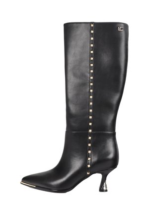 Bota de cuero negra hasta la mitad de la pantorrilla con punta puntiaguda, pequeños remaches metálicos a lo largo de la costura lateral y tacón metálico bajo y curvado.