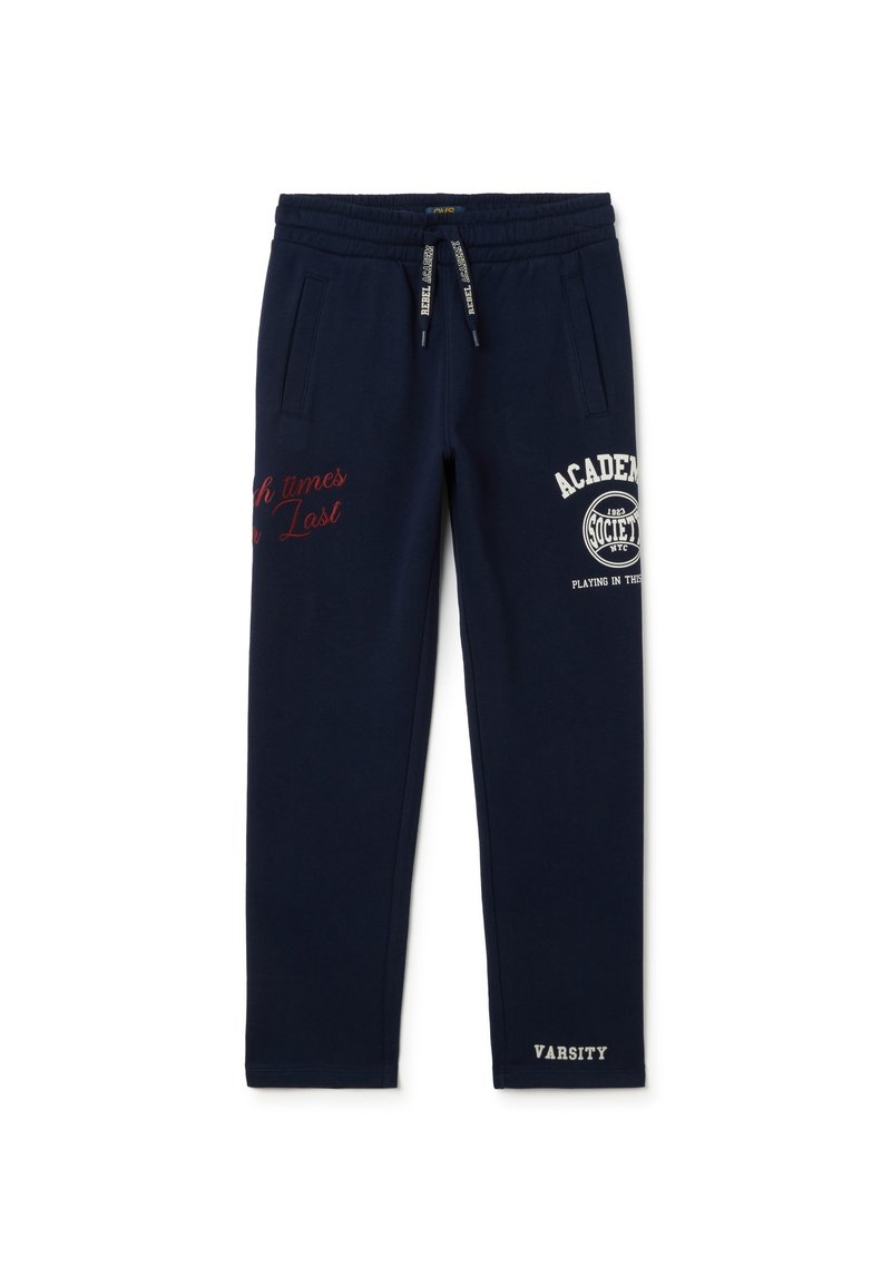 Pantalones deportivos azul marino con cinturilla elástica, bolsillos laterales y texto impreso en blanco. Presenta acentos de "Academy Society" y "Varsity".