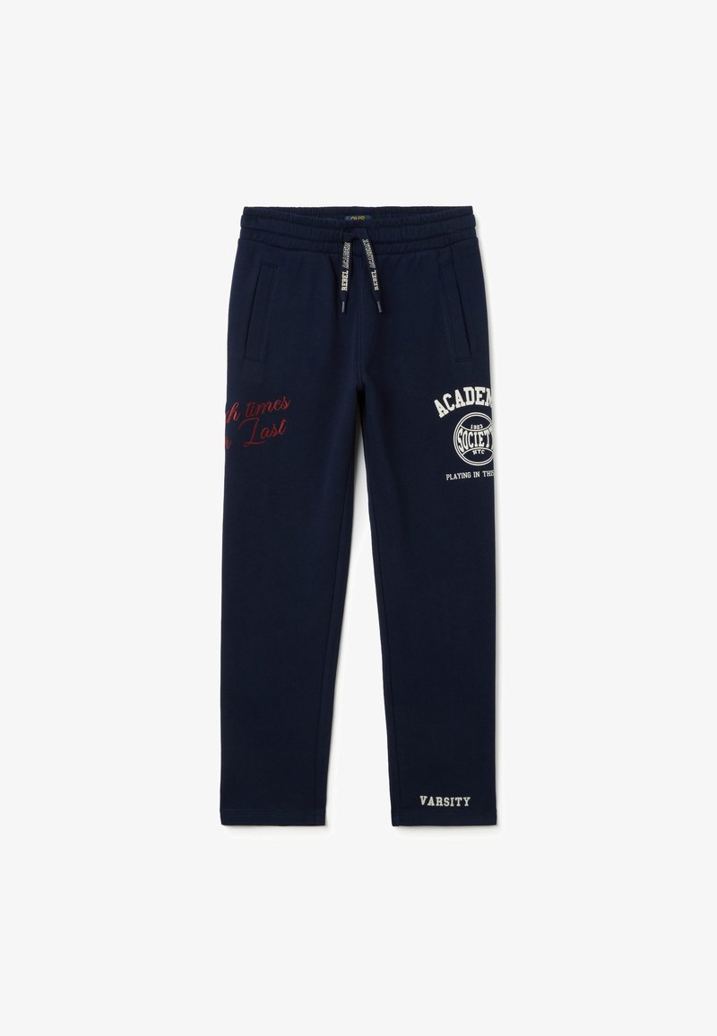 Marineblauwe sweatpants met een elastische tailleband, zijzakken en witte bedrukte tekst. Heeft accenten van "Academy Society" en "Varsity".
