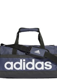 Borsa da viaggio blu navy con grande logo bianco "adidas", tessuto resistente, fondo nero a contrasto, doppi manici e tracolla regolabile.