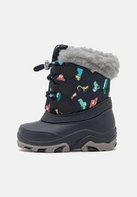 Czarno-szare zimowe buty z teksturowaną gumową podeszwą, ociepleniem z polarowego materiału oraz kolorowym wzorem pojazdów na wodoodpornym wierzchu. Posiadają trzy regulowane paski.