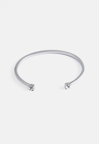 Bracelete de metal com um acabamento prateado suave, apresentando duas extremidades quadradas embelezadas com strass transparentes. Design minimalista e aberto.