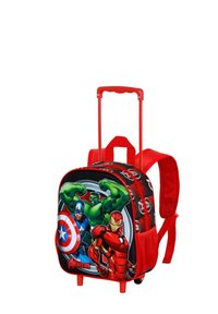 Mochila roja con ruedas que presenta gráficos de los Vengadores, incluyendo a Hulk, Iron Man y Capitán América. Incluye correas y un asa texturizada.