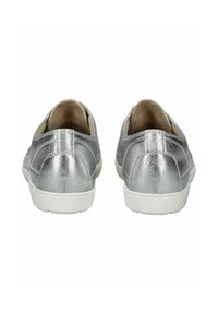 Scarpe slip-on in pelle argentata con una texture liscia, forma arrotondata e suola in gomma bianca. Presentano dettagli di cucitura discreti sul tallone.