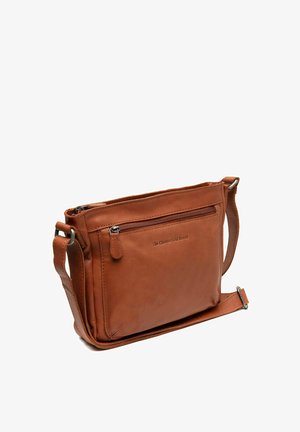 Sac à bandoulière en cuir marron avec une poche frontale zippée, une sangle ajustable et une texture lisse. Présente un logo de marque embossé sur le côté.