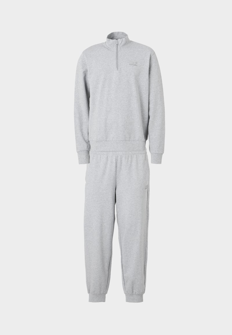 Ensemble de survêtement en polaire gris composé d'un haut à fermeture éclair quart et d'un pantalon à taille élastique, avec des poignets côtelés et un détail de logo subtil.
