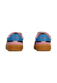 Baskets noires et roses avec des accents bleus, dotées d'un arrière texturé, d'une semelle en caoutchouc et du logo "Gola". Le design inclut un bout arrondi et un col rembourré.