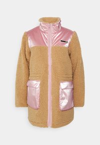 Brun fuskpälsjacka med rosa glansiga accenter, hög krage, framdragkedja och två fickor med lock, med en rundad form och strukturerad yta.