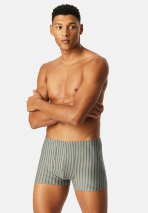 Boxer shorts rayés en teal muted, avec des lignes verticales marron. Tissu doux, taille élastique et coupe ajustée.