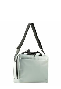 Bolsa rectangular gris hecha de material duradero. Cuenta con un asa superior, una correa negra ajustable y un bolsillo delantero con cremallera para almacenamiento.