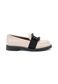 Mocassino in pelle rosa pallido con una fascia elastica nera e dettagli rotondi neri sulla tomaia. Tacco basso in gomma nera e texture liscia.