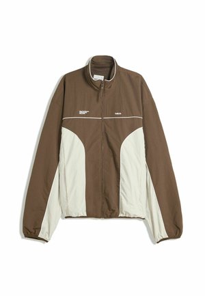 Giacca a vento marrone e crema con colletto alto, chiusura con zip e design a pannelli contrastanti. Il materiale sembra leggero e strutturato.