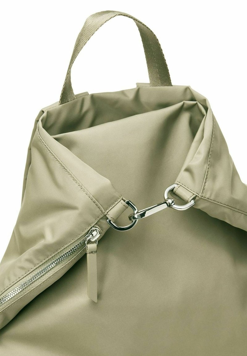 Khaki-Rucksack mit glatter, matter Oberfläche. Verfügt über einen Reißverschluss, einen stabilen Riemen und ein silbernes Clip-Hardware-Detail.