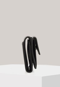 Cartera de cuero negra con un diseño delgado y plegado. Presenta una textura suave y bordes curvados, mostrando su forma compacta sin herrajes adicionales.