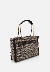 Bolso de mano de tweed tejido en marrón y crema, con detalles de flecos. Cuenta con acentos de cuero negro y asas de cadena en tono dorado. Bolsillo frontal con cremallera.
