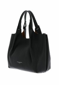 Borsa a spalla in pelle nera con superficie texturizzata, due manici lunghi e un sottile logo dettagliato sul davanti, caratterizzata da un design spazioso.