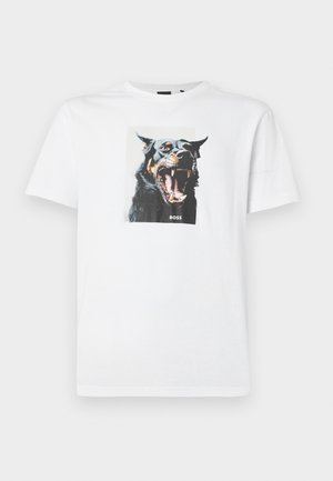T-shirt branca de algodão com um grande gráfico colorido de um cão a ladrar na frente, com a palavra "BOSS" abaixo da imagem.