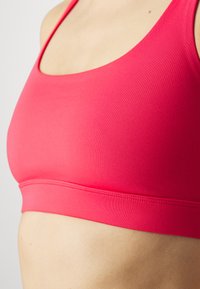 Girlfriend Collective ANDY BRA SPLIT STRAP - Sportski grudnjak s blagom potporom - cherry