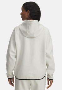 Hvid sweatshirt med hætte, der har en afslappet pasform, ribbede manchetter og en sort kant i kanten. Blød tekstur og minimalistisk design.
