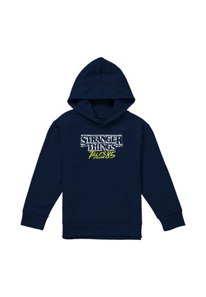 Marineblauer Hoodie mit Fronttasche und weiß-gelbem Schriftzug "Stranger Things Tales from 85" auf der Brust.
