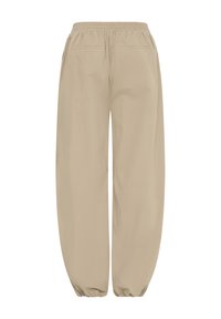 Pantalon beige à taille élastique avec poches latérales, poches arrière passepoilées et bas élastiqués, présenté de dos.