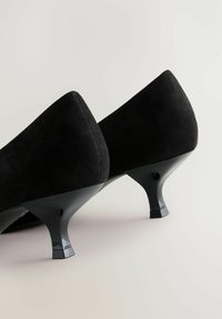 Next REGULAR FIT - FOREVER COMFORT POINT TOE KITTEN HEELS - Klasszikus sarkú cipők - mottled black