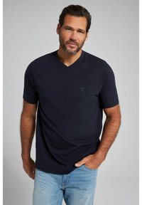 T-shirt bleu marine à col en V en coton doux, avec des manches courtes et un logo subtil sur la poitrine pour un design simple.