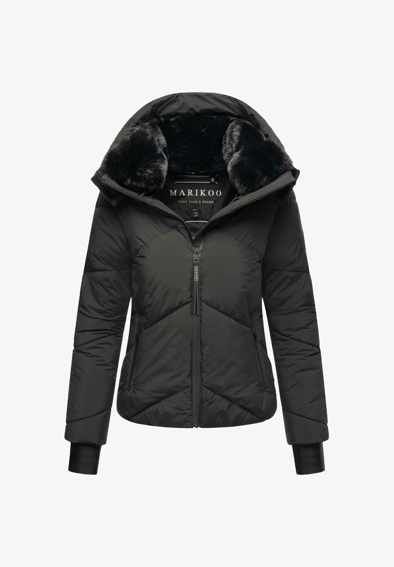 Jachetă puffer neagră cu fermoar frontal, glugă căptușită cu blană artificială, model cu dungă diagonală și manșoane ribbate. Are logo-ul MARIKOO la interior.