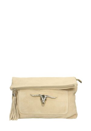 Pochette en suède beige avec une fermeture zippée, ornée d'un accent de crâne de longhorn en argent et d'un détail à pompon sur le côté.