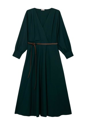 Zelené šaty s dlouhým rukávem a zavinovacím střihem, doplněné hnědým opaskem v pase a rozšířenou sukní. Vyrobené z měkké, texturované tkaniny.