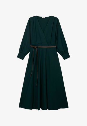 Robe verte à manches longues avec un design enveloppant, dotée d'une ceinture marron à la taille et d'une jupe évasée. Fabriquée en tissu doux et texturé.