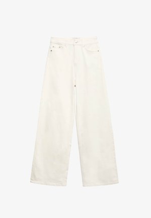 Białe jeansy z szerokimi nogawkami o wysokim stanie, z zapięciem na guziki z przodu, szlufkami na pasek i przednimi kieszeniami, ułożone na płasko na białym tle.