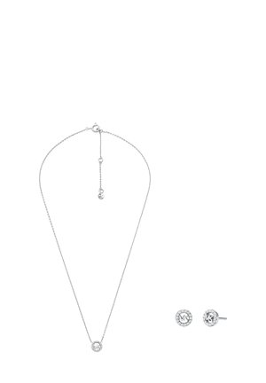 Ensemble de bijoux en argent comprenant un collier avec une chaîne et un pendentif circulaire central, ainsi que des boucles d'oreilles à clou assorties au design de gemme.