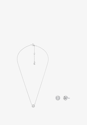 Zilveren sieradenset met een kettinghalsketting met een centrale ronde hanger en bijpassende ronde studsieraden met een edelsteenontwerp.