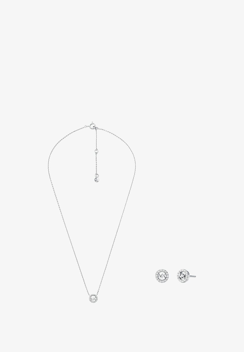 Srebrny zestaw biżuterii składający się z naszyjnika z łańcuszka z centralnym okrągłym wisiorkiem oraz pasującymi okrągłymi kolczykami na sztyfcie z wzorem kamienia szlachetnego.