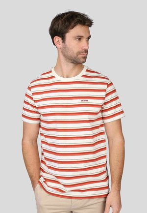 T-shirt en coton à rayures rouges et blanches, avec des manches courtes et un col rond. Comprend un logo brodé subtil sur la poitrine.