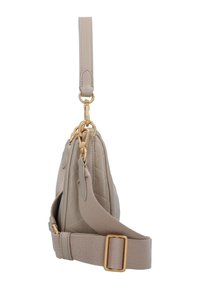Borsa a tracolla beige trapuntata con ampia cintura in tessuto regolabile e dettagli in metallo dorato, mostrata di lato su uno sfondo bianco.