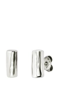 Pendientes de plata en forma de botón con un diseño cilíndrico liso y pulido, con una textura ligeramente martillada y un cierre de mariposa seguro.