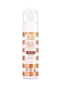 Bronzing-Mousse in einer weiß-gold gestreiften Flasche. Mit Pumpenspender und Etiketten in Englisch und Deutsch. Enthält Aloe Vera und grünen Tee-Extrakt.