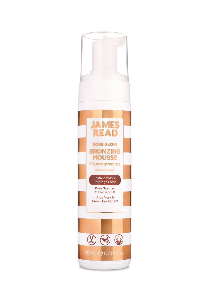 Bronzing-Mousse in einer weiß-gold gestreiften Flasche. Mit Pumpenspender und Etiketten in Englisch und Deutsch. Enthält Aloe Vera und grünen Tee-Extrakt.