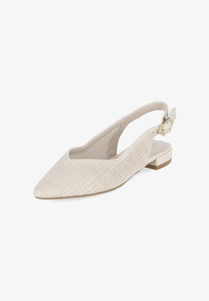 Beżowy, pleciony płaski but typu slingback z zakończeniem w szpic, regulowanym paskiem z klamrą i niskim kwadratowym obcasem.