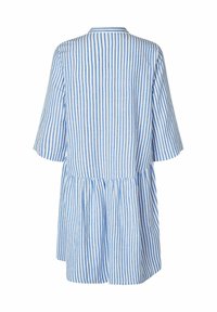 Rochie tunică cu dungi albastre și albe, cu fustă peplum, mâneci scurte, guler rotund și material ușor. Vedere din spate prezentată.