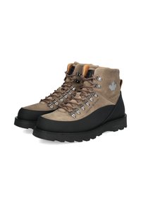 Stivali da trekking in suede marrone con suole in gomma grigia, occhielli in metallo e lacci marroni. Presentano un distintivo logo a foglia d'acero grigia sul lato.
