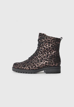 Sort ankelstøvle med snørebånd, lav hæl og skinnende mørkebrun leopardmønster på struktureret overflade.