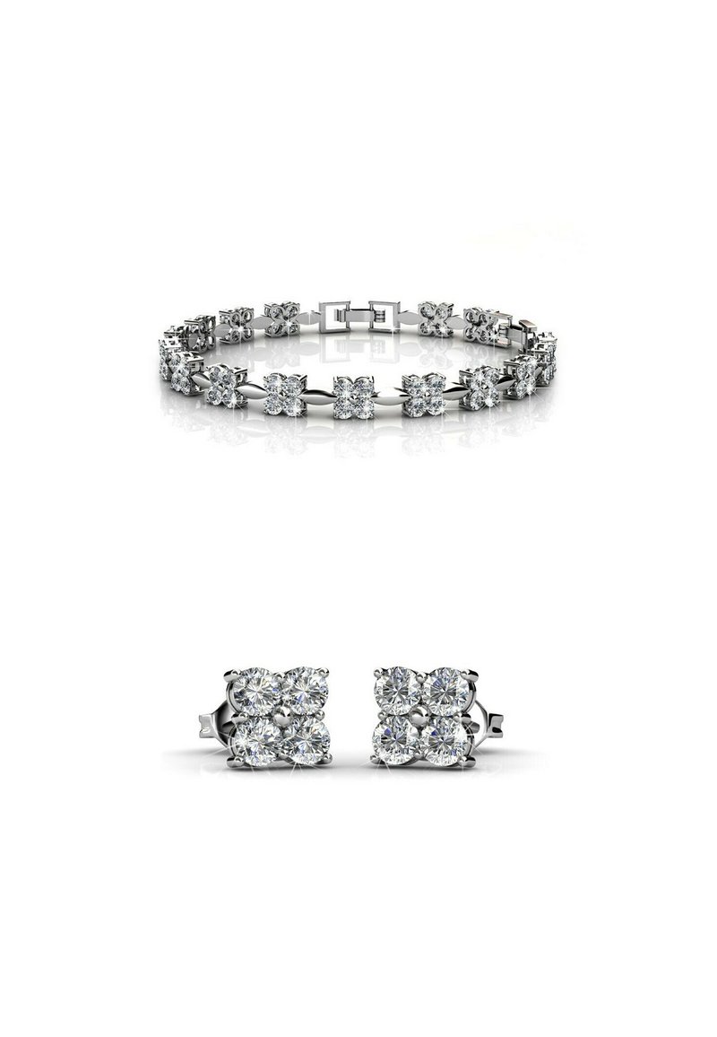 Bracciale d'argento con diverse pietre preziose lapidate rotonde e trasparenti, caratterizzato da un design a catena, e orecchini a perno abbinati con quattro pietre ciascuno.