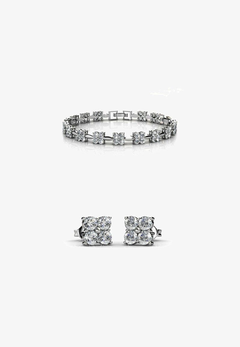 Bracciale d'argento con diverse pietre preziose lapidate rotonde e trasparenti, caratterizzato da un design a catena, e orecchini a perno abbinati con quattro pietre ciascuno.