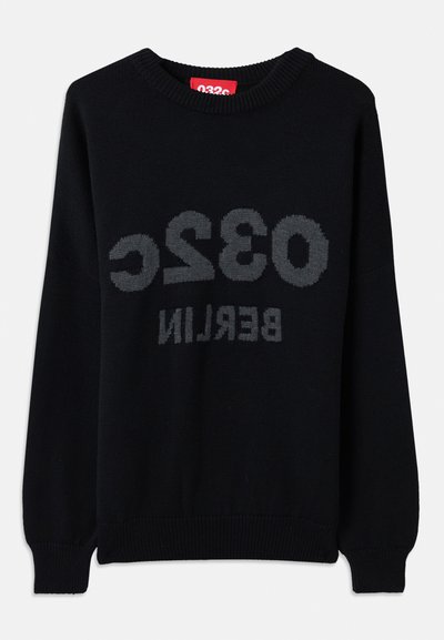 Schwarzer Strickpullover mit rundem Ausschnitt, der auf der Vorderseite in der Mitte den auffälligen grauen Text "0326 BERLIN" zeigt. Mit gerippten Bündchen und Saum.