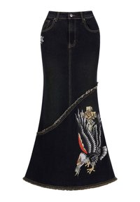 Zwarte denim rok met een uitlopend ontwerp, voorzien van een geborduurde adelaar en roos aan de onderkant, een rafelige rand en contrasterende stiksel.