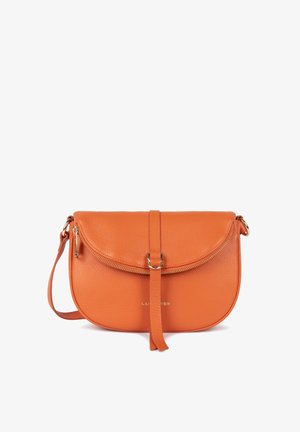 Borsa a tracolla arancione in pelle con forma arrotondata, chiusura con cerniera superiore e pattina frontale. Presenta una tracolla piccola e dettagli in metallo dorato.