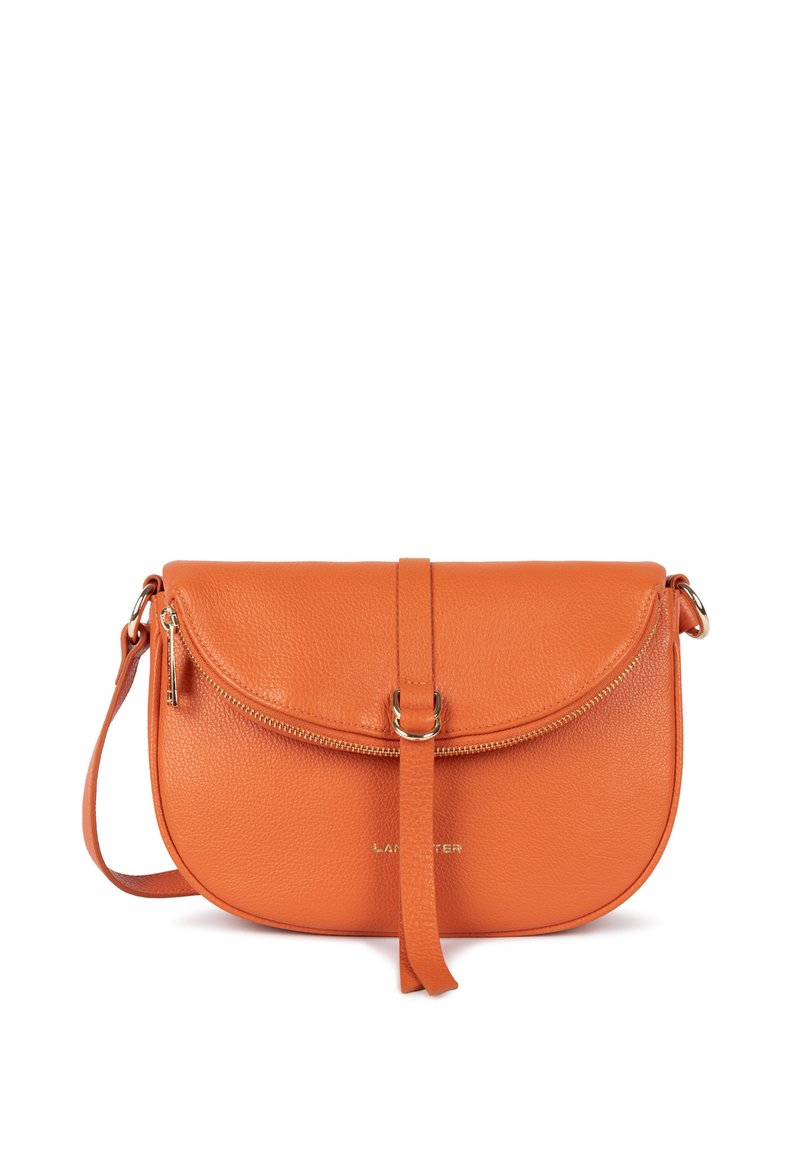 Borsa a tracolla arancione in pelle con forma arrotondata, chiusura con cerniera superiore e pattina frontale. Presenta una tracolla piccola e dettagli in metallo dorato.